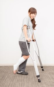 松葉杖で歩行する女性　女の子